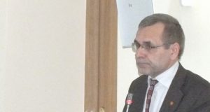 Ar atsisakyti tarybos nario algos