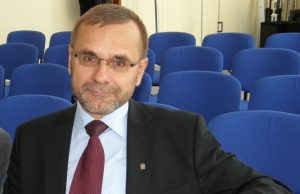 Rokiškio rajono tarybos narys Algis Kazulėnas siūlė visus tarybos posėdžius pradėti sugiedant Lietuvos himną.
