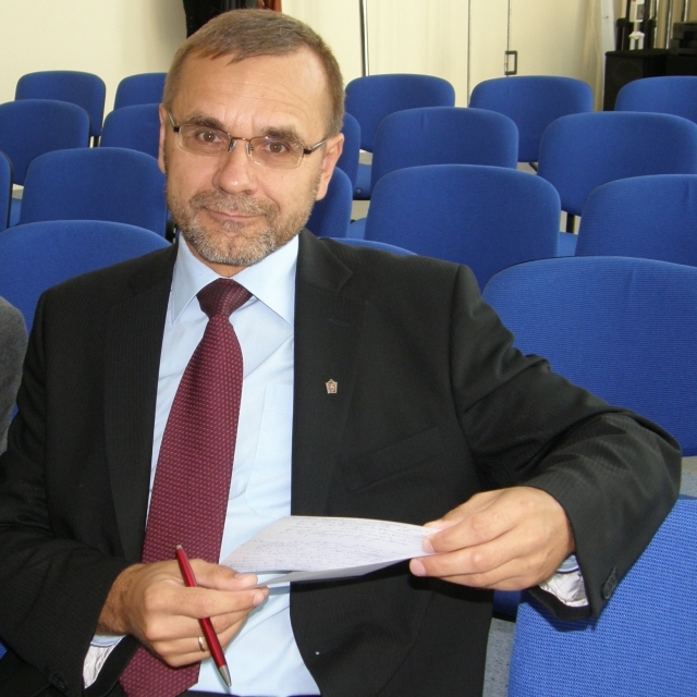 Rokiškio rajono tarybos narys Algis Kazulėnas siūlė visus tarybos posėdžius pradėti sugiedant Lietuvos himną.