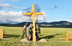 Nuo Amerikos iki Sibiro – tik vienas žingsnis 2012 m. ekspedicijos į Altajaus Respubliką (Rusijos Federacija) akimirka: kryžius skirtas Sibire atgulusiems lietuviams. G. Aleknos nuotr.