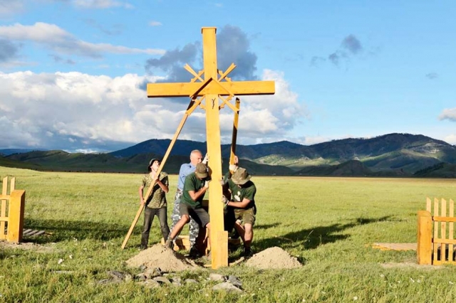 2012 m. ekspedicijos į Altajaus Respubliką (Rusijos Federacija) akimirka: kryžius skirtas Sibire atgulusiems lietuviams. G. Aleknos nuotr.