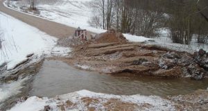 Asfalto danga pavojingai plyšo kelyje į Obelius