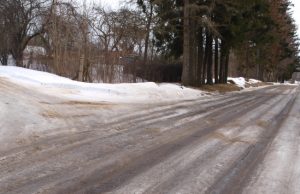 Rokiškio gatvės baisesnės nei Kavoliškio Labiausiai provėžuota Kavoliškio pagrindinės gatvės dalis. L.Dūdaitės nuotr.