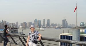 Modernaus  Kinijos didmiesčio fone. N.Bražiūnienės archyvo nuotr.