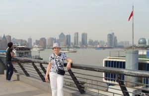 Modernaus  Kinijos didmiesčio fone. N.Bražiūnienės archyvo nuotr.