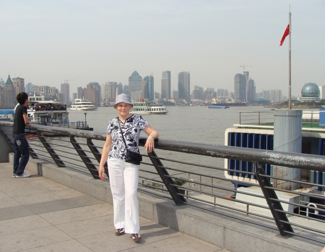 Modernaus Kinijos didmiesčio fone. N.Bražiūnienės archyvo nuotr. Modernaus Kinijos didmiesčio fone. N.Bražiūnienės archyvo nuotr.