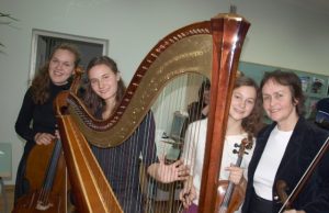 Vaidoto Daunio kūrybos gerbėjams koncertavo jo žmona Raimonda (iš dešinės) ir dukros Kotryna Ugnė