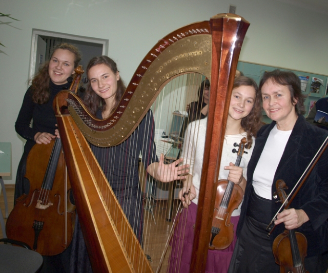 Vaidoto Daunio kūrybos gerbėjams koncertavo jo žmona Raimonda (iš dešinės) ir dukros Kotryna Ugnė Vaidoto Daunio kūrybos gerbėjams koncertavo jo žmona Raimonda (iš dešinės) ir dukros Kotryna Ugnė