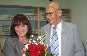 Juozo Keliuočio premijos laureatą V.Arešką sveikino žurnalo „Prie Nemunėlio“ redaktorė A.Matiukienė. D.Zibolienės nuotr.