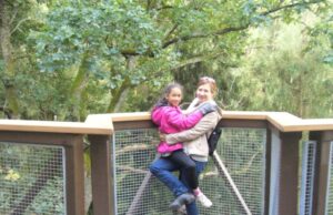 Jaunoji smuikininkė Flora Kemundrytė su mama Kristiana.