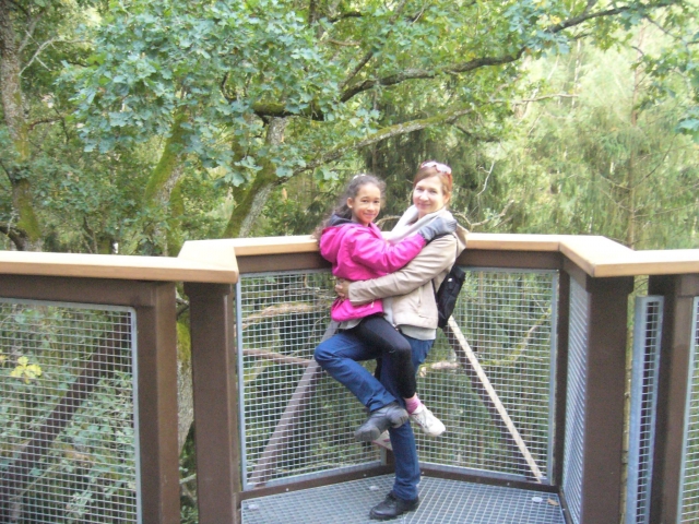 Jaunoji smuikininkė Flora Kemundrytė su mama Kristiana. Jaunoji smuikininkė Flora Kemundrytė su mama Kristiana.