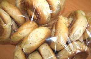 Kasdien UAB „Kepėjėlė“ iškepa per 400 kg rokiškėniškųjų riestainių. L.Dūdaitės nuotr.