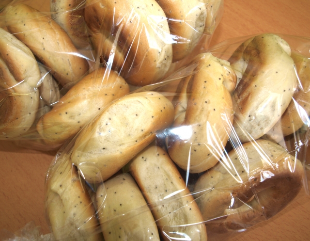 Kasdien UAB „Kepėjėlė“ iškepa per 400 kg rokiškėniškųjų riestainių. L.Dūdaitės nuotr. Kasdien UAB „Kepėjėlė“ iškepa per 400 kg rokiškėniškųjų riestainių. L.Dūdaitės nuotr.