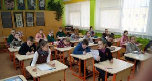 Raštingiausi rajono ketvirtokai Juozo Tūbelio progimnazijoje rašė diktantą. L. Varnienės nuotr.