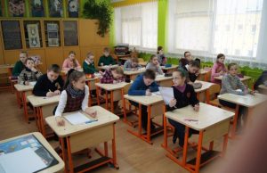 Raštingiausi rajono ketvirtokai Juozo Tūbelio progimnazijoje rašė diktantą. L. Varnienės nuotr.