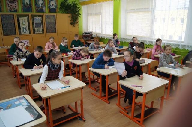 Raštingiausi rajono ketvirtokai Juozo Tūbelio progimnazijoje rašė diktantą. L. Varnienės nuotr.