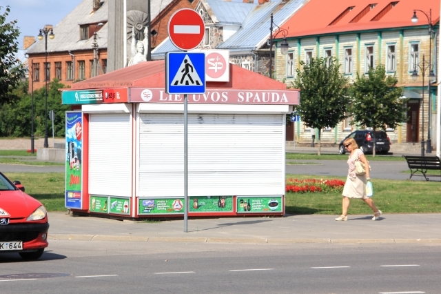 Liepos pradžioje uždarytas „Lietuvos spaudos“ kioskas Nepriklausomybės aikštėje. N. Byčkovski nuotr.