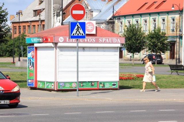 Spaudos kioskas miesto centre užvėrė langines. N. Byčkovskio nuotr. Spaudos kioskas miesto centre užvėrė langines. N. Byčkovskio nuotr.