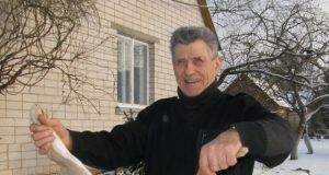 Kalėdinio kiškio medžioklė Petrui Kirliui atnešė sėkmę: ant šeimynos šventinio stalo garuos kiškiena. A.Minkevičienės nuotr.