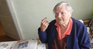 Garbaus amžiaus Onai Kirstukienei rankomis skalbti drabužius trūksta jėgų. L.Dūdaitės nuotr.