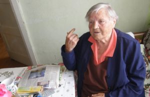 Garbaus amžiaus Onai Kirstukienei rankomis skalbti drabužius trūksta jėgų. L.Dūdaitės nuotr.