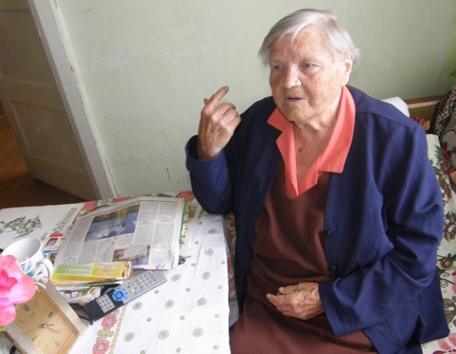 Garbaus amžiaus Onai Kirstukienei rankomis skalbti drabužius trūksta jėgų. L.Dūdaitės nuotr.