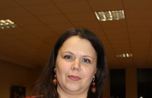 Kultūros centro direktorės pavaduotoja Vaiva Kirstukienė kviečia visus norinčius registruotis į stovyklas. D.Zibolienės nuotr.