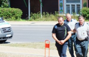 Mažametę kirviu sužalojęs patėvis jau suimtas Kirvio pentimis podukrą "auklėjęs" įtariamasis Eugenijus Košikas (kairėje) už grotų pasiųstas 3 mėnesiams.