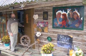 Kolekcininko svajonė – senoje klėtyje įrengti paveikslų galeriją.  A.Puteikytės nuotr.