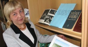 Bibliotekos vedėja Reda Kiselytė rodė vikaro Justo Jusėno dovanotus leidinius. N.Byčkovskio nuotr.