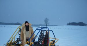 Sporto entuziastas Romas Kišūnas kviečia žiemos pramogų mėgėjus į Uljanavą. Čia vakarais galima išbandyti savo jėgas kartingų ir slidžių trasose. A.Minkevičienės nuotr.