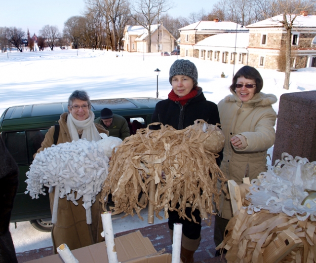 Prezidento kanceliarijos Komunikacijos skyriaus bibliografė Jūratė Užkurėlytė (iš kairės) prakartėlę perdavė muziejininkėms Daliai Kiukienei ir Giedrei Spundzevičienei. D.Zibolienės nuotr. Prezidento kanceliarijos Komunikacijos skyriaus bibliografė Jūratė Užkurėlytė (iš kairės) prakartėlę perdavė muziejininkėms Daliai Kiukienei ir Giedrei Spundzevičienei. D.Zibolienės nuotr.