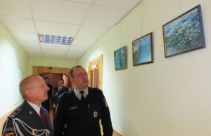 Angelų sargų diena: po maldų – paradai, apdovanojimai, pristatymai ir pramogos Penktadienį komisariate atidaryta Aido Kiukio (dešinėje) meninių fotografijų paroda „Povandeninio pasaulio spalvos“. Pirmasis vertintojas – komisariato viršininkas Stasys Meliūnas