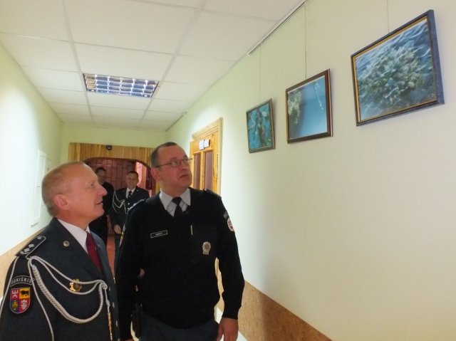 Penktadienį komisariate atidaryta Aido Kiukio (dešinėje) meninių fotografijų paroda „Povandeninio pasaulio spalvos“. Pirmasis vertintojas – komisariato viršininkas Stasys Meliūnas Penktadienį komisariate atidaryta Aido Kiukio (dešinėje) meninių fotografijų paroda „Povandeninio pasaulio spalvos“. Pirmasis vertintojas – komisariato viršininkas Stasys Meliūnas