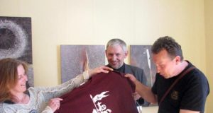 „Rodos“  atstovai  - Sigita Klemkaitė ir Arūnas  Augutis autoriui (viduryje) dovanojo  marškinėlius su užrašu „Don Alvydui“. D.Zibolienės nuotr.