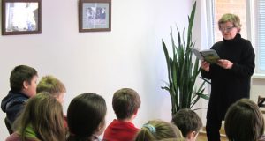 Rašytoja K.Gudonytė labai patiko jauniesiems bibliotekos lankytojams.  Bibliotekos archyvo nuotr.