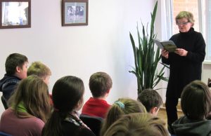 Rašytoja K.Gudonytė labai patiko jauniesiems bibliotekos lankytojams.  Bibliotekos archyvo nuotr.