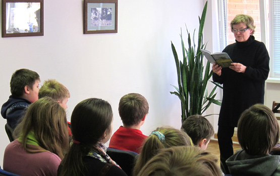 Rašytoja K.Gudonytė labai patiko jauniesiems bibliotekos lankytojams.  Bibliotekos archyvo nuotr.