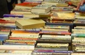 Visi geros valios žmonės kviečiami peržiūrėti knygų lentynas.