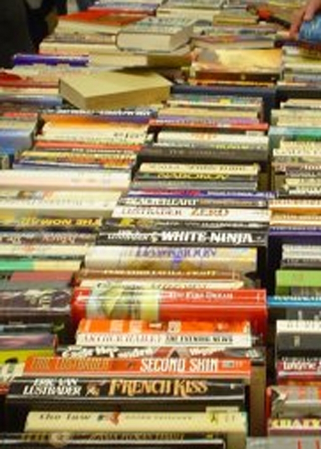 Visi geros valios žmonės kviečiami peržiūrėti knygų lentynas.