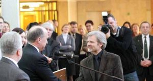 Fotografijų konkurse "Gintarinis žaltys 2010" menininkas Vytautas Knyva (centre) laimėjo "Geriausios metų fotografijos" titulą.