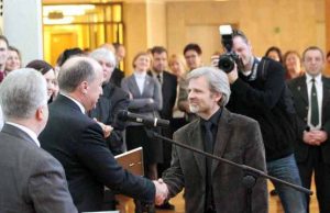 Fotografijų konkurse "Gintarinis žaltys 2010" menininkas Vytautas Knyva (centre) laimėjo "Geriausios metų fotografijos" titulą.
