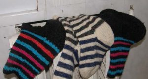 Nemokamai bus dalinamos šiltos kojinės.