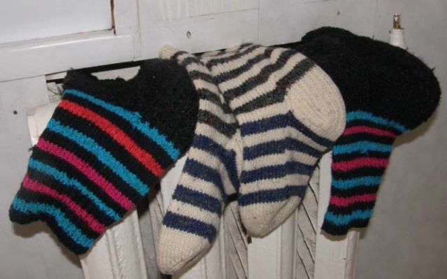 Nemokamai bus dalinamos šiltos kojinės.