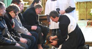 Vikaro A.Vogulio pasiūlymas nuplauti parapijos tikinčiųjų kojas - iššūkis nusistovėjusiai bažnytinei tvarkai. Vaidos Krasauskaitės nuotr.