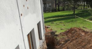 Aplink kolegijos Rokiškio filialo pastatą pradėti pamatų hidroizoliavimo darbai. D.Zibolienės nuotr.