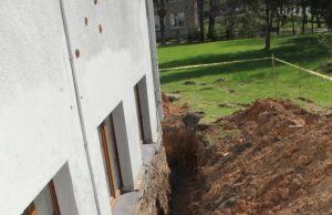 Aplink kolegijos Rokiškio filialo pastatą pradėti pamatų hidroizoliavimo darbai. D.Zibolienės nuotr.