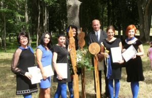 Panevėžio kolegijos Rokiškio filialo Kultūrinės veiklos vadybos absolventai Nadiežda Ivanova(iš kairės)