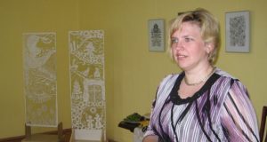 Rajono tautodailininkė Gita Kolosovienė į karpinius sudeda tai