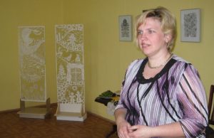 Karpiniai – pažeidžiami, grakštūs ir mįslingi kaip plaštakės… Rajono tautodailininkė Gita Kolosovienė į karpinius sudeda tai